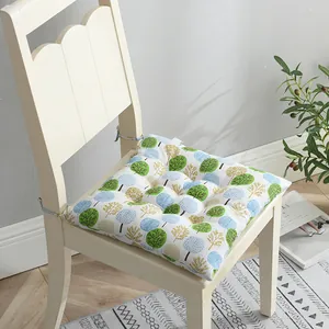 Vista detallada de un cojín de asiento de algodón y lino grueso con estampado de árboles