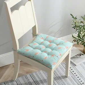Primer plano de cojín de silla de algodón y lino verde menta con patrón de flamenco