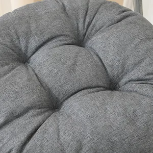 Nahaufnahme des grauen Leinenstoffs mit getuftetem Design für ein bequemes Stuhlkissen