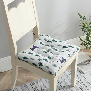 Detalle de un cojín de silla de algodón y lino con estampados de árboles y ciervos