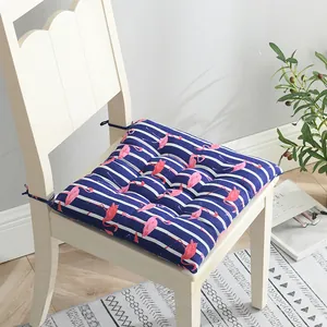 Detalle de cojín de silla grueso de algodón y lino con estampado de flamencos y rayas