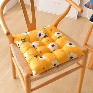 Cojín de asiento floral grueso en silla de madera para comodidad en la oficina casa.