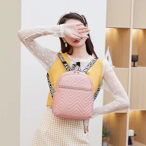Petit sac à dos rose à la mode pour femme avec surpiqûres en chevron.
