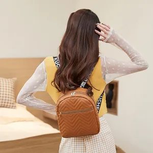 Petit sac à dos matelassé marron tendance avec broderie en chevron pour femme