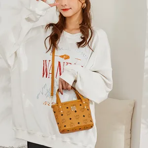 Trendige Mini-Eimertasche aus PU-Leder mit Monogramm-Print und Riemen