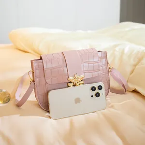 Elegante borsa a tracolla rosa con stampa coccodrillo e fibbia a forma di ape dorata lucida