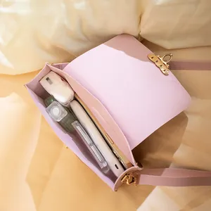 Piccola borsa quadrata rosa con chiusura e spazio interno per cellulare e trucchi