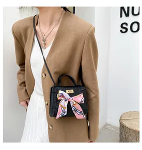 Borsa a tracolla nera motivo pietra con foulard di seta e chiusura dorata