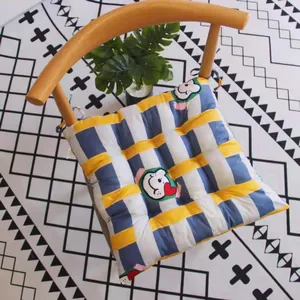 Cojín cuadrado para silla con lindo estampado de oso y diseño de cuadros azul y amarillo