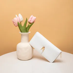 Elegante cartera larga para mujer con textura de cocodrilo blanco y cierre de metal dorado