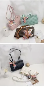 Modische bedruckte Damen-Schultertaschen in verschiedenen Farben mit Seidenschal