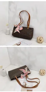 Detaillierte Ansicht der braun bedruckten Damen-Schultertasche mit rosa Seidentuch