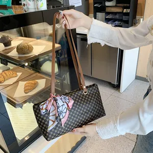 Bolso de hombro con monograma vintage para mujer con un pañuelo de seda rosa decorativo