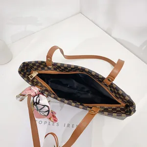 Bolso tote marrón de moda con estampado de monograma y elegante pañuelo de seda rosa
