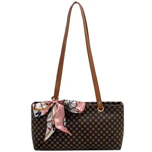 Bolso tote marrón con monograma y pañuelo rosa