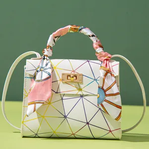 Borsa a mano bianca con motivi geometrici, manico in seta e chiusura dorata