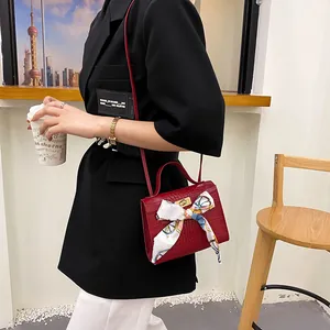 Elegante borsa a tracolla rossa motivo pietra con foulard decorativo e fermo dorato
