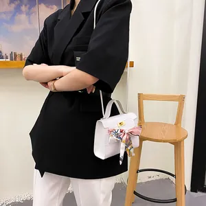 Elegante borsa a mano bianca con motivo coccodrillo, sciarpa di seta e chiusura oro