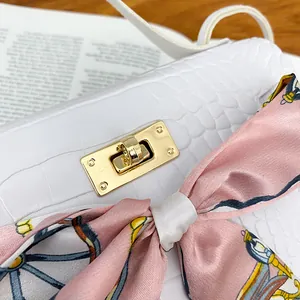 Elegante borsa bianca motivo coccodrillo con chiusura dorata e foulard di seta rosa