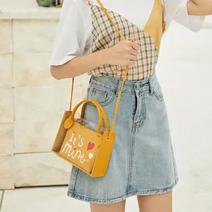 Modieuze gele transparante crossbodytas met bedrukte binnentas 'It's mine'