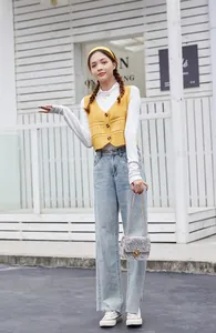 Dettaglio di una modella con borsa zebrata chic e tracolla a catena dorata elegante