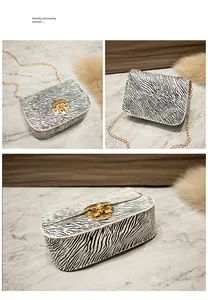 Viste dettagliate di una borsa a tracolla zebrata con catena dorata e chiusura rotonda