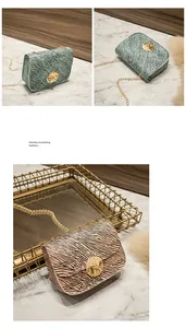 Borsa a tracolla con catena motivo zebra in varianti verde e rosa