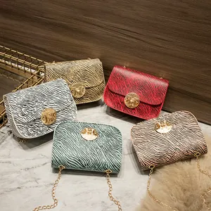 Borsa a Tracolla Quadrata in Pelle PU a Righe Zebra da Donna Borsa a Spalla di Lusso con Catena in Metallo Mini Portafoglio per Cellulare con Chiusura a Lucchetto