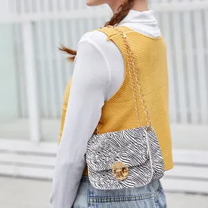 Borsa a tracolla alla moda con stampa zebrata, catena dorata e chiusura rotonda
