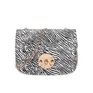 Elegante borsa a tracolla zebrata con catena dorata e fibbia rotonda in metallo dorato.