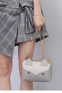 Borsa a tracolla gatto carino con catena dorata e design color-block alla moda