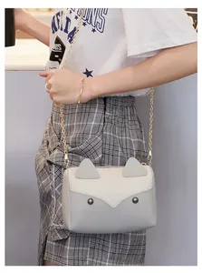 Vista dettagliata della borsa a tracolla minimalista a forma di gatto con catena