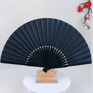 Elegante ventaglio pieghevole nero fatto a mano con stecche in bambù su base legno