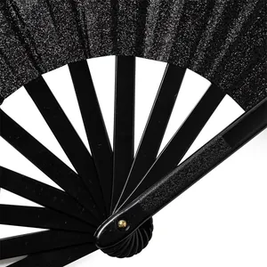 Detailaufnahme eines schwarzen Fächer mit Glitzertextur und glänzenden Rippen