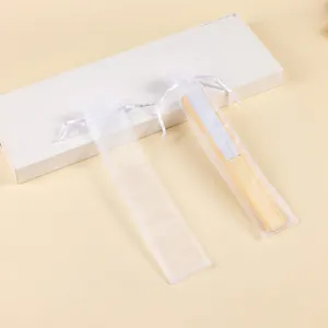Vista macro detallada de una bolsa de organza blanca de alta calidad para abanicos