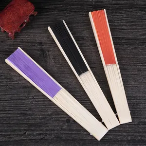 Vista detallada de tres abanicos plegables de papel de 7 pulgadas para bricolaje en morado y rojo