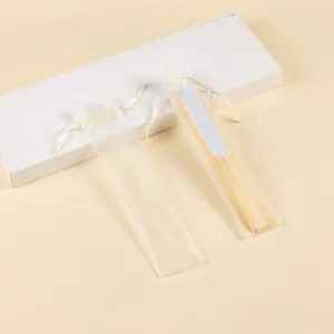 Vista detallada de una bolsa de organza amarillo claro para abanico plegable