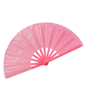 Detaillierte Nahaufnahme eines rosa Glitzer-Faltfächers mit lebhafter Farbe und Glanz