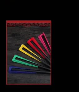 Vista dettagliata di ventagli pieghevoli in plastica in vari colori per arti marziali