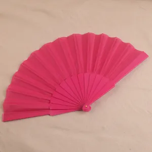 Gedetailleerd overzicht van een 7-inch felroze plastic vouwwaaier met glad oppervlak.
