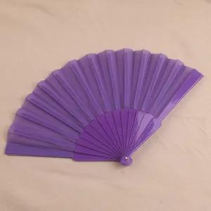Detail van een 7-inch paarse plastic vouwwaaier geopend op een getextureerd vlak.