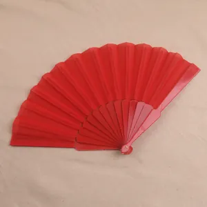 Detail van een klassieke rode 7-inch plastic vouwwaaier met een effen oppervlak.
