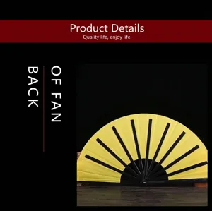 Dettaglio del retro di un ventaglio pieghevole giallo e nero per arti marziali Tai Chi