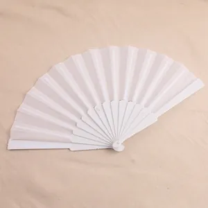 Gedetailleerde weergave van een witte plastic vouwwaaier op een neutrale achtergrond