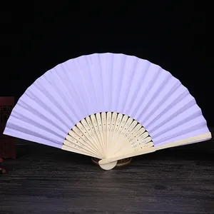 Abanico plegable morado claro en blanco con varillas de bambú para las manualidades