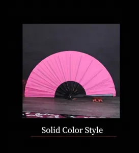 Vista dettagliata di un ventaglio pieghevole Taiji rosa per arti marziali