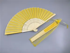 Abanico plegable de bambú amarillo con bolsa de regalo de organza amarilla a juego