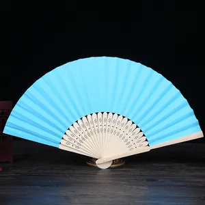 Abanico plegable azul cielo con varillas de bambú decoradas para manualidades DIY