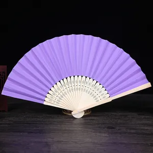 Vista detallada de un abanico de papel plegable de 7 pulgadas en color morado con varillas.