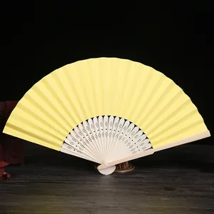 Primer plano de un abanico plegable de papel amarillo de 7 pulgadas para manualidades